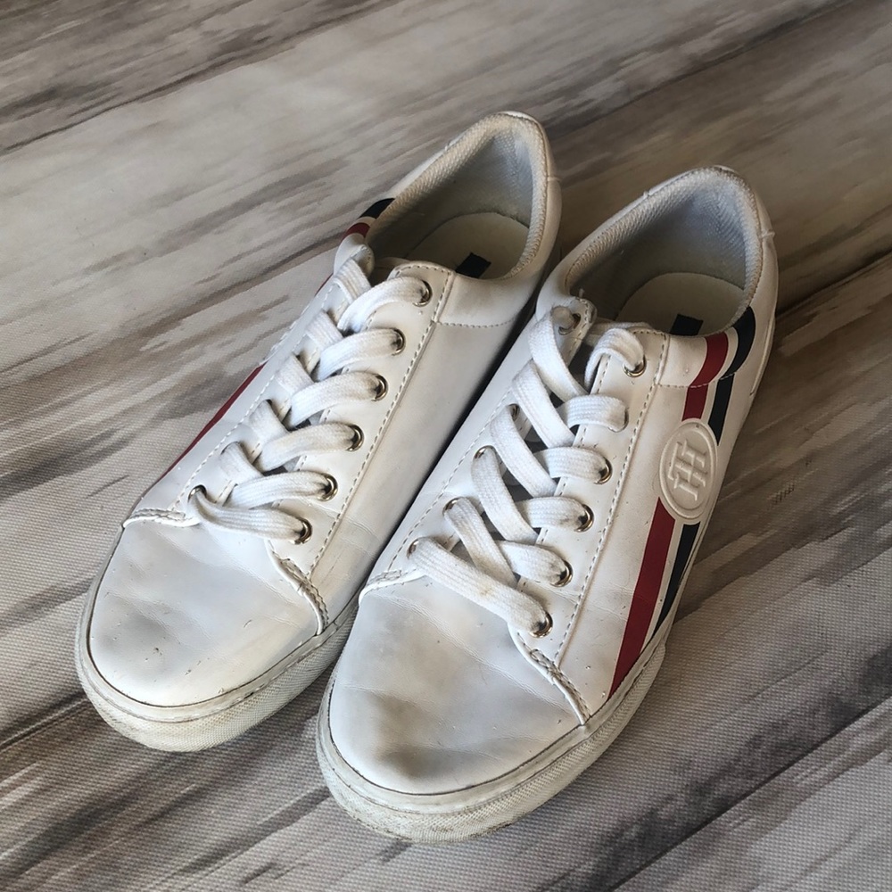 TOMMY HILFIGER FAUX LEATHER WOMANS SNEAKER SIZE 9.5